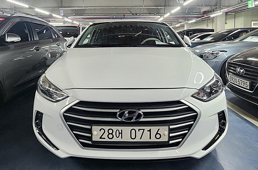 HYUNDAI Avante - Vista 3