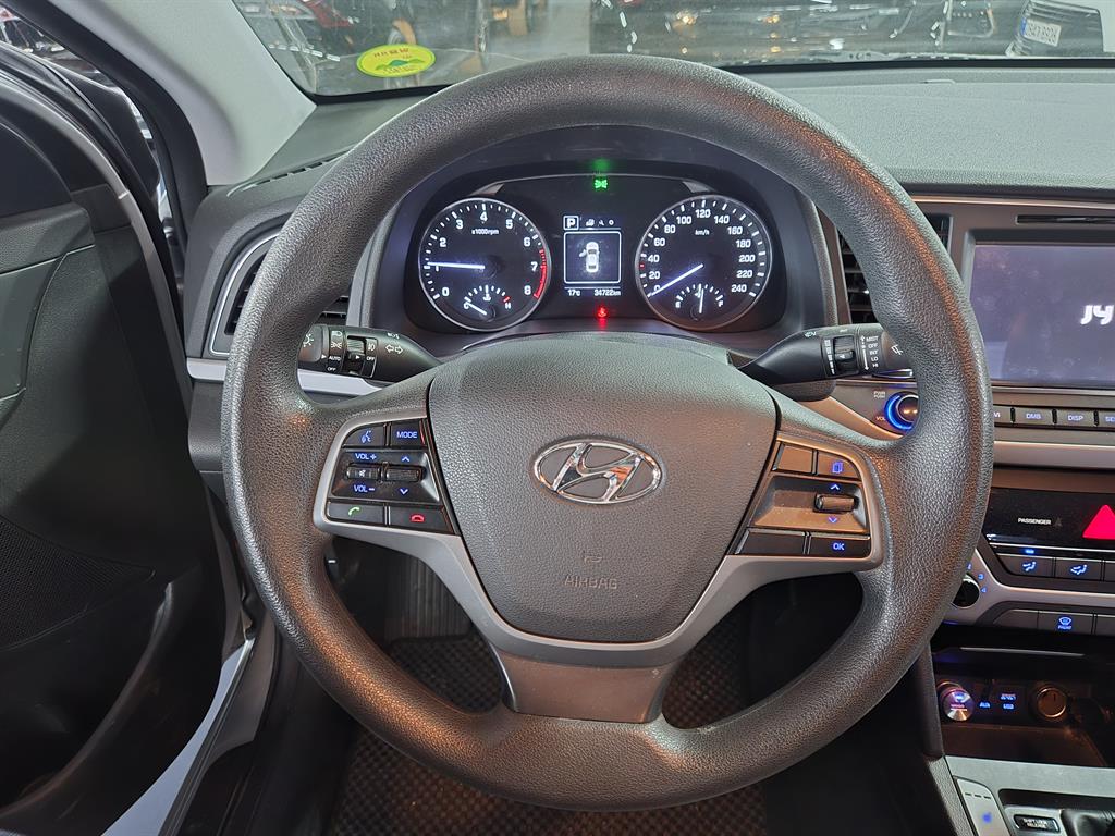 HYUNDAI Avante - Vista 9