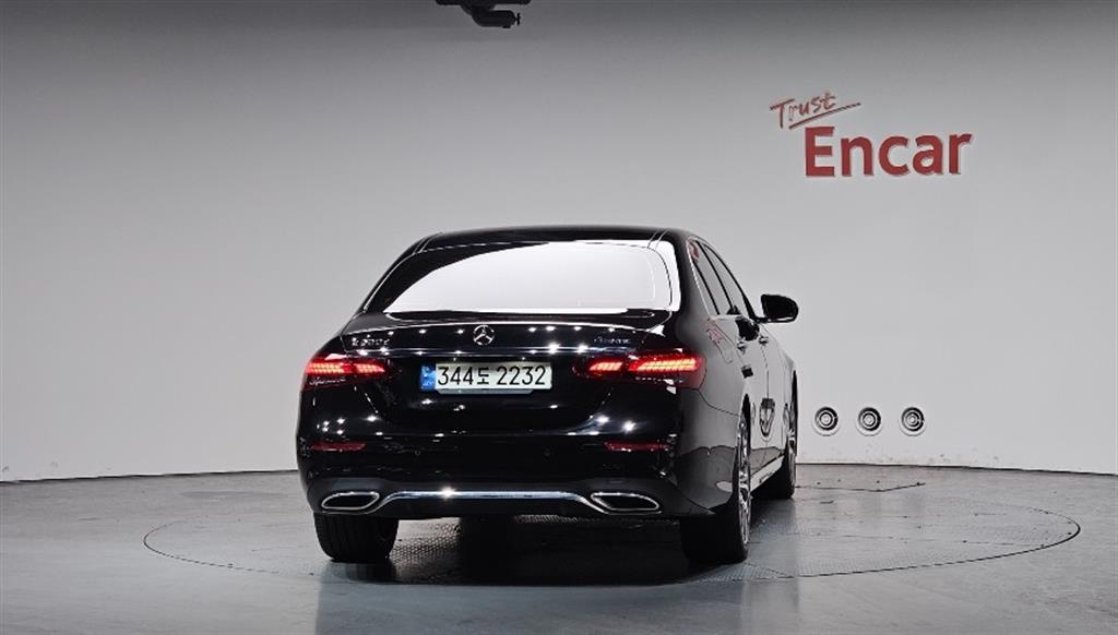 Mercedes Benz E class - Vista 4