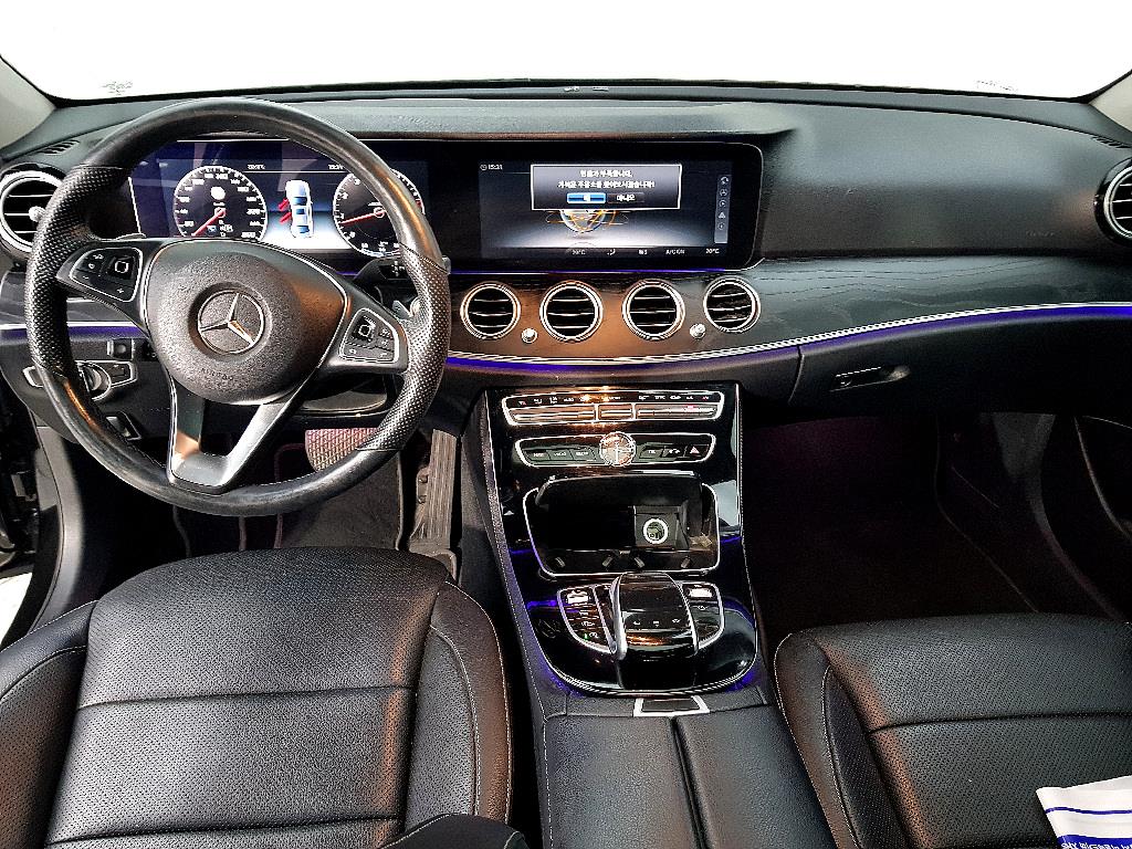Mercedes Benz E class - Vista 5