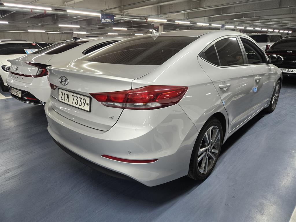 HYUNDAI Avante - Vista 2