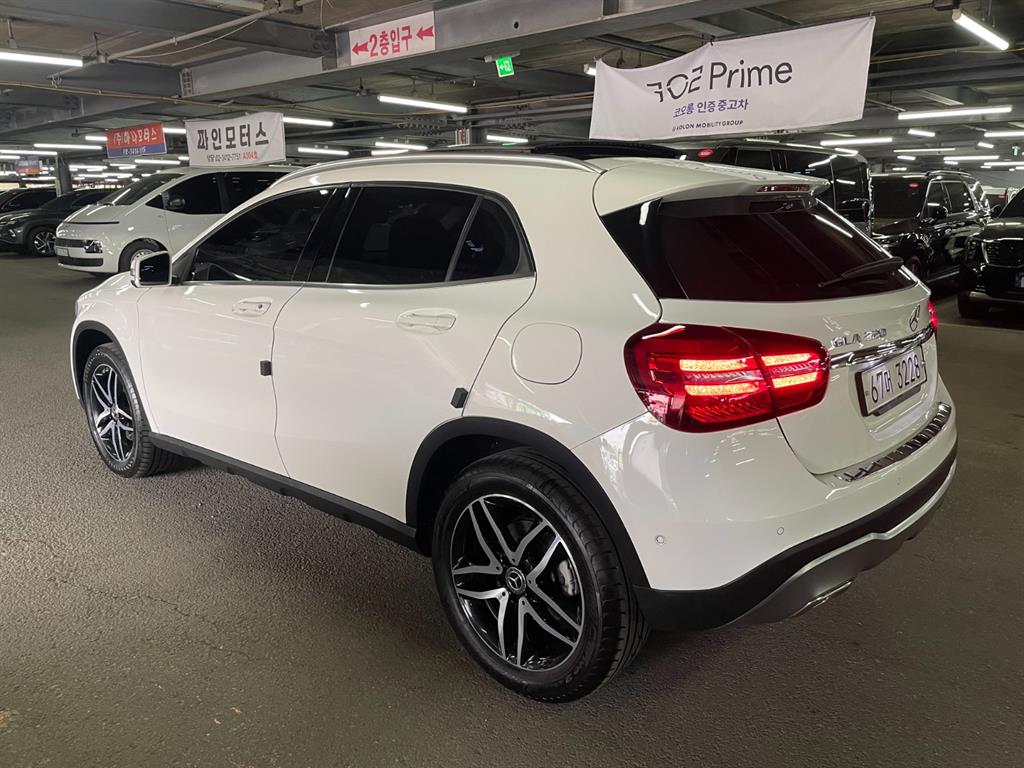 Mercedes Benz GLA Class - Vista 4