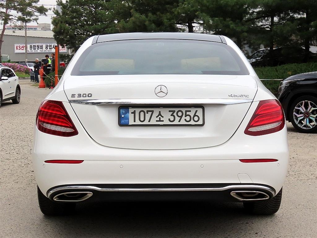 Mercedes Benz E class - Vista 4