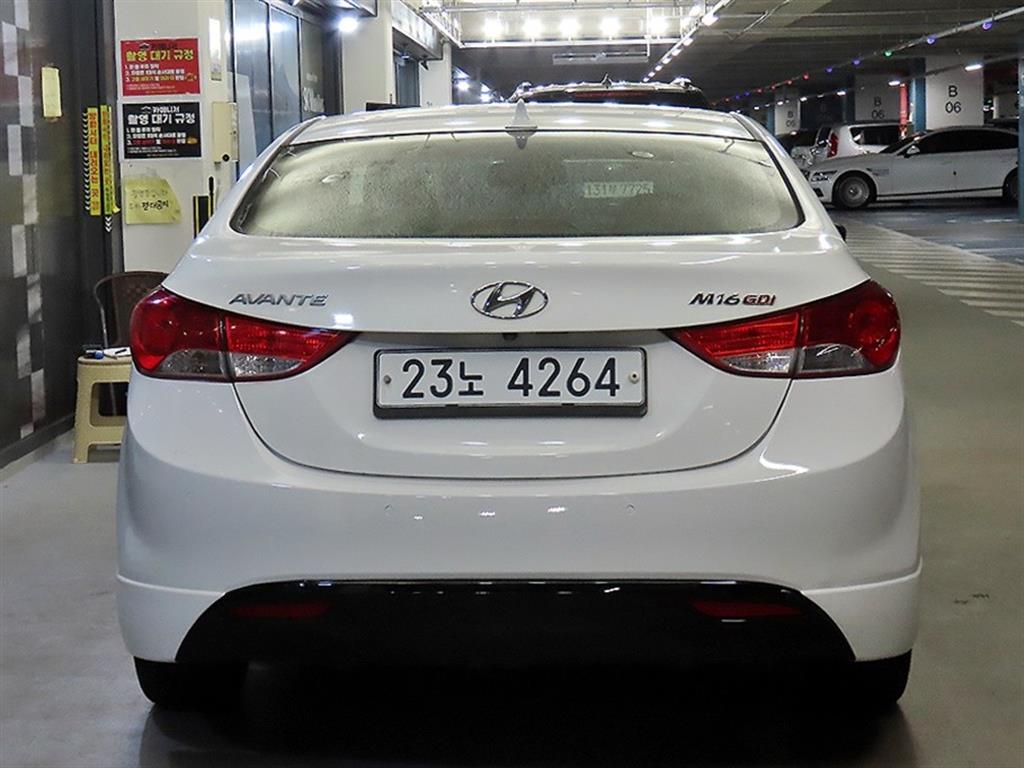 HYUNDAI Avante - Vista 5