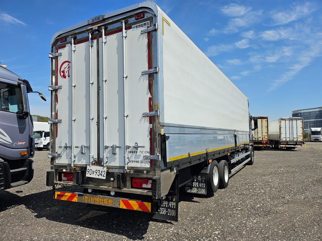 medium and large cargo truck - Vista 5