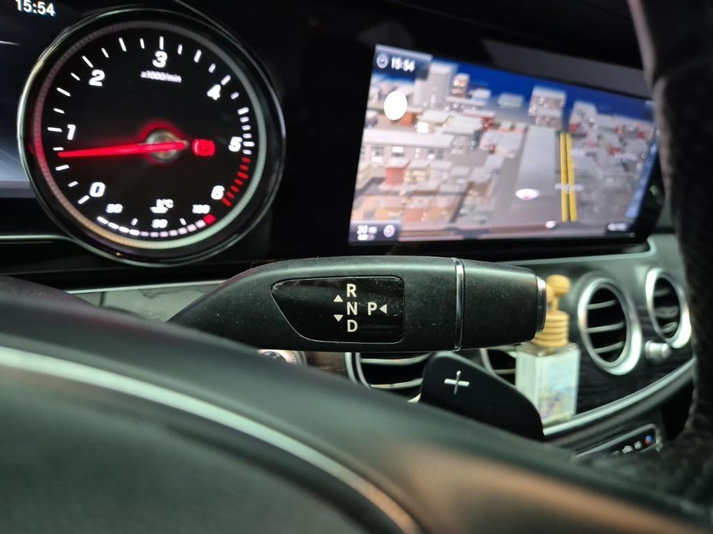 Mercedes Benz E class - Vista 8