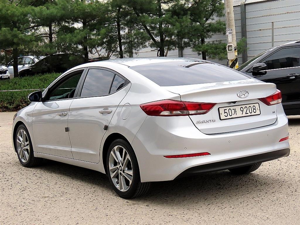 HYUNDAI Avante - Vista 3