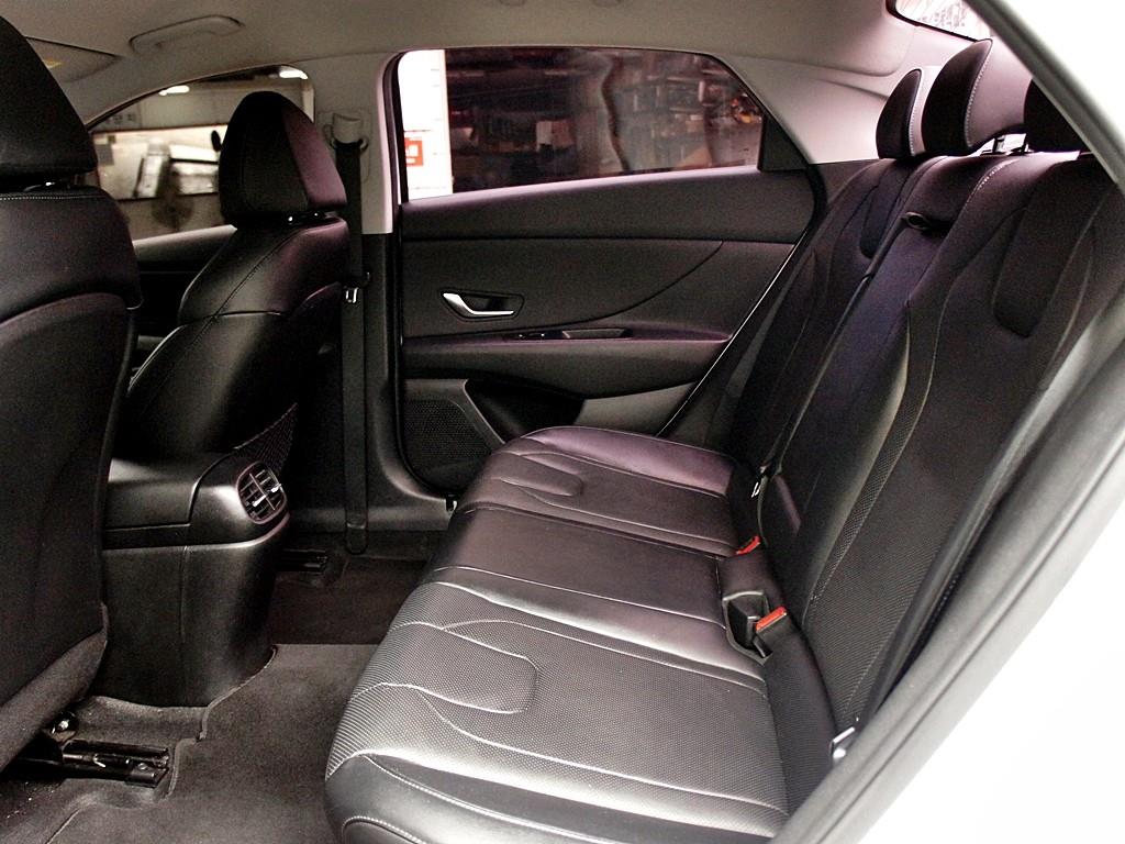 HYUNDAI Avante - Vista 10
