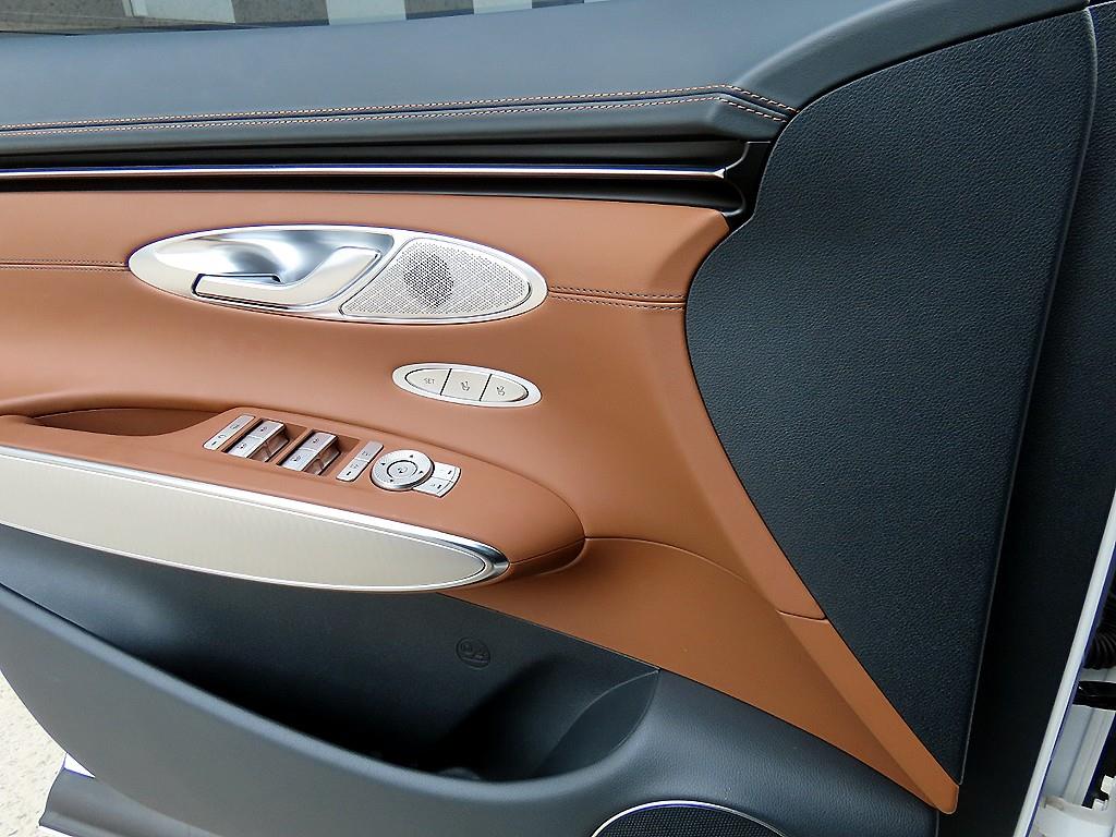 Genesis GV70 - Vista 11