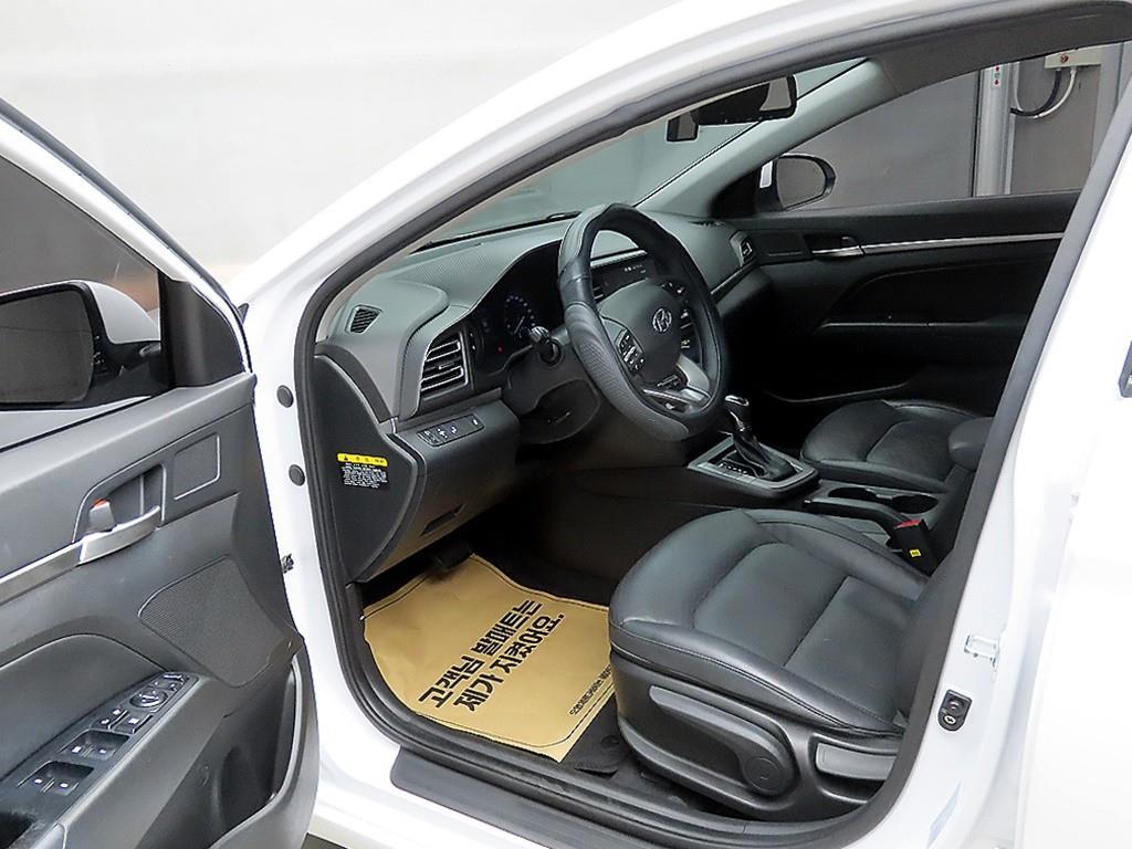 HYUNDAI Avante - Vista 5