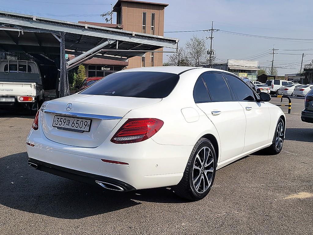 Mercedes Benz E class - Vista 4