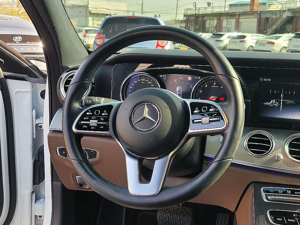 Mercedes Benz E class - Vista 8