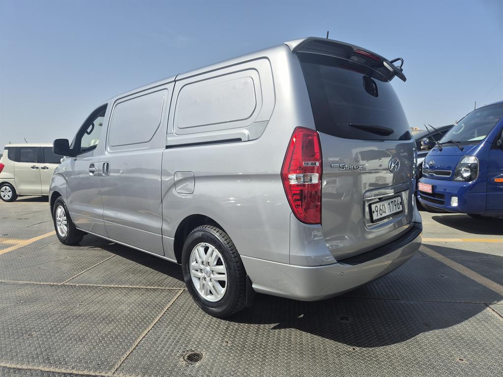 HYUNDAI Starex - Vista 5