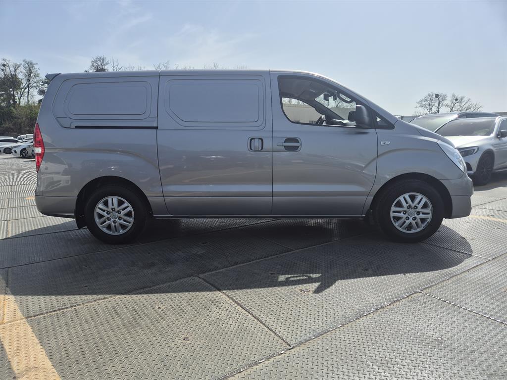 HYUNDAI Starex - Vista 3