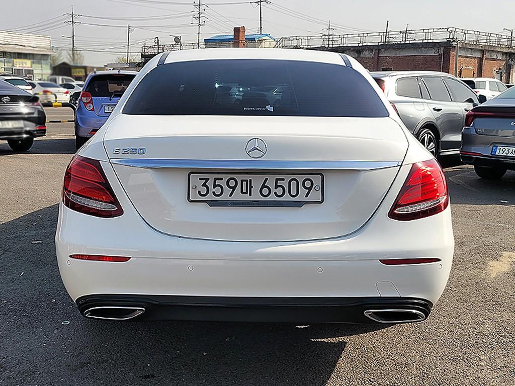 Mercedes Benz E class - Vista 3