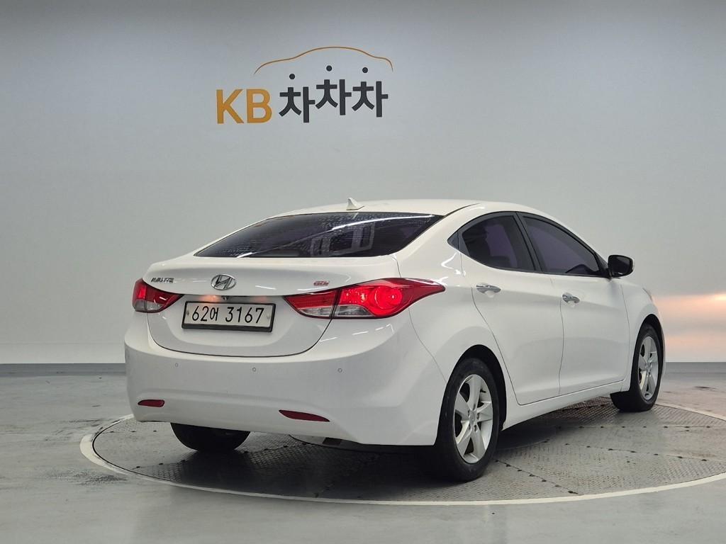 HYUNDAI Avante - Vista 3