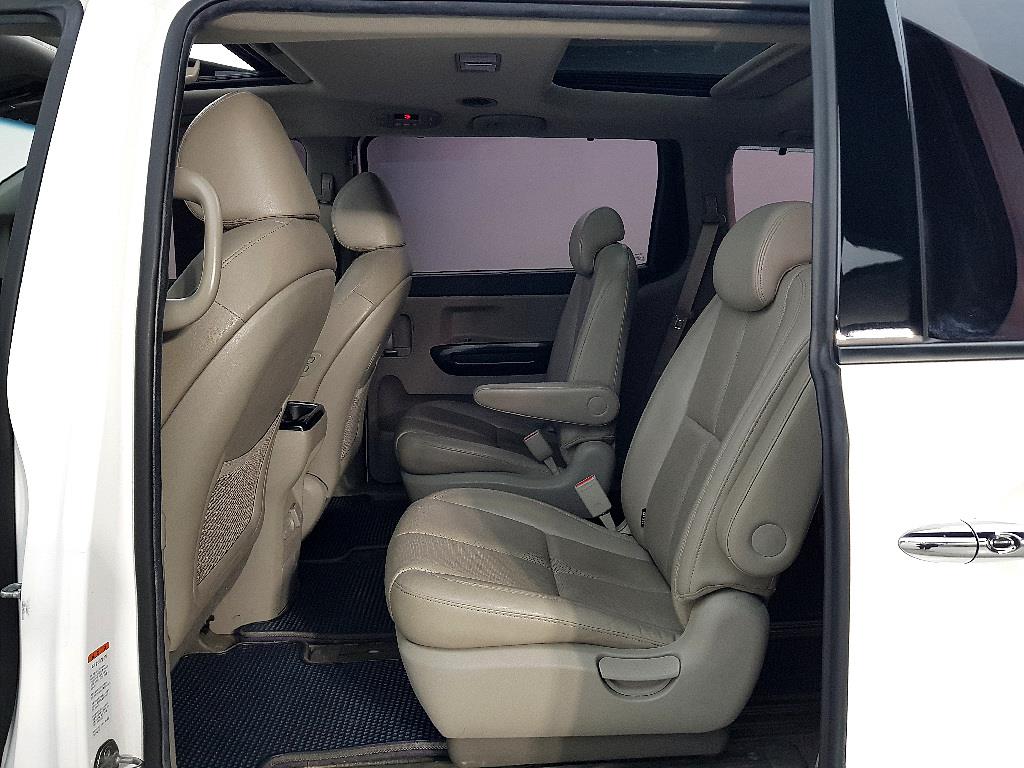 KIA Carnival - Vista 9