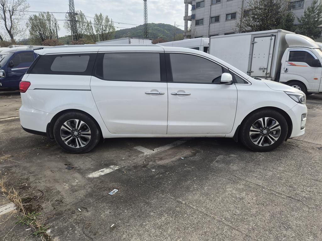 KIA Carnival - Vista 4