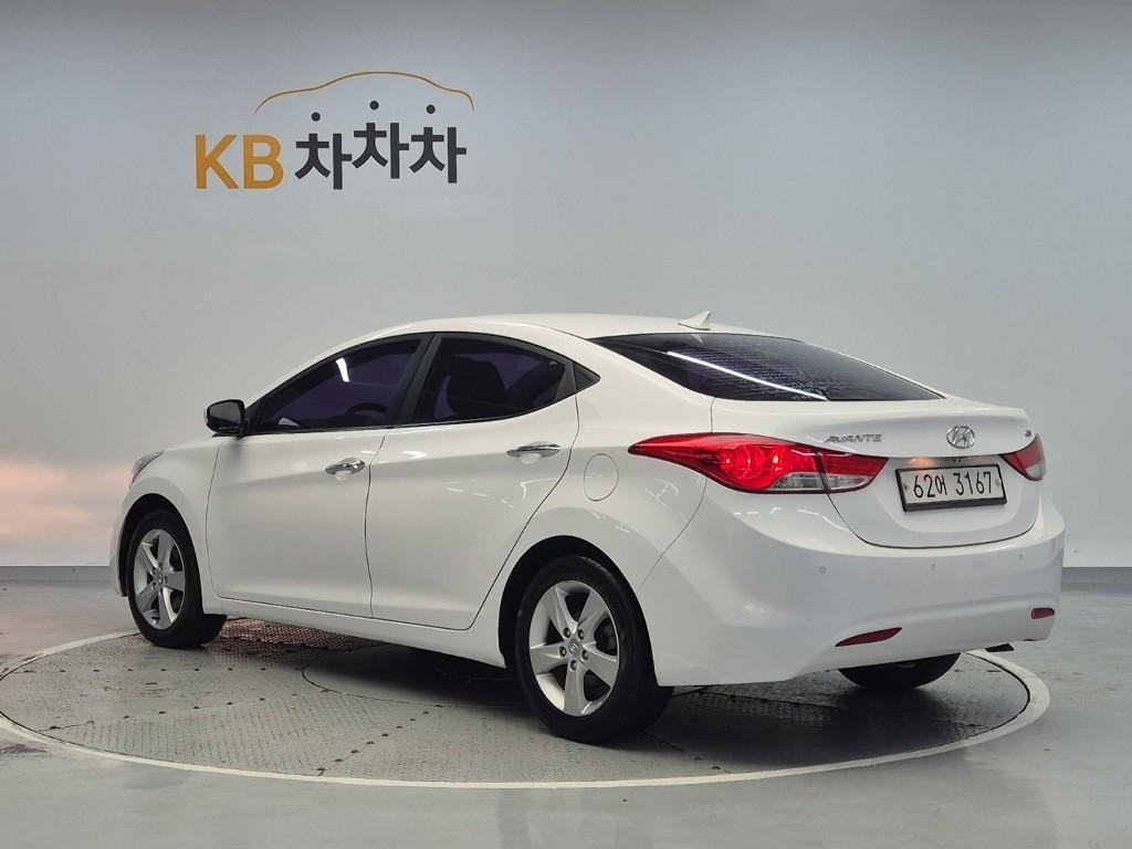 HYUNDAI Avante - Vista 2