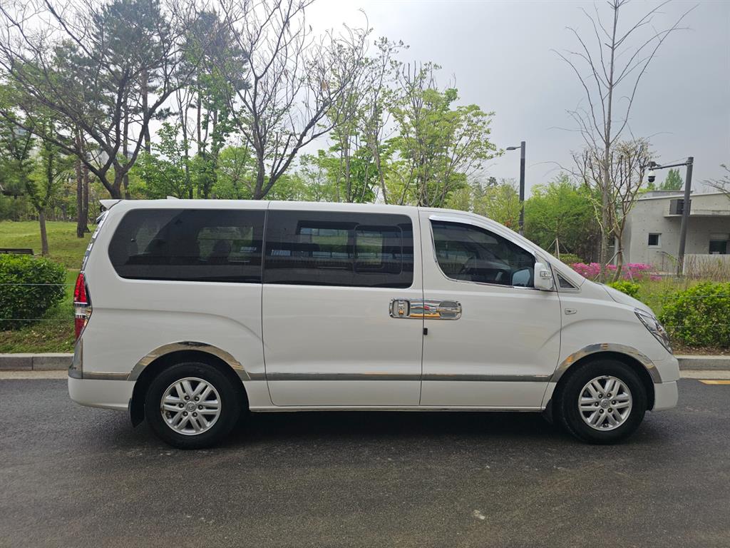 HYUNDAI Starex - Vista 3