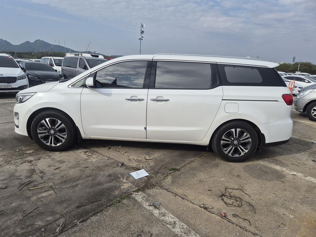 KIA Carnival - Vista 8