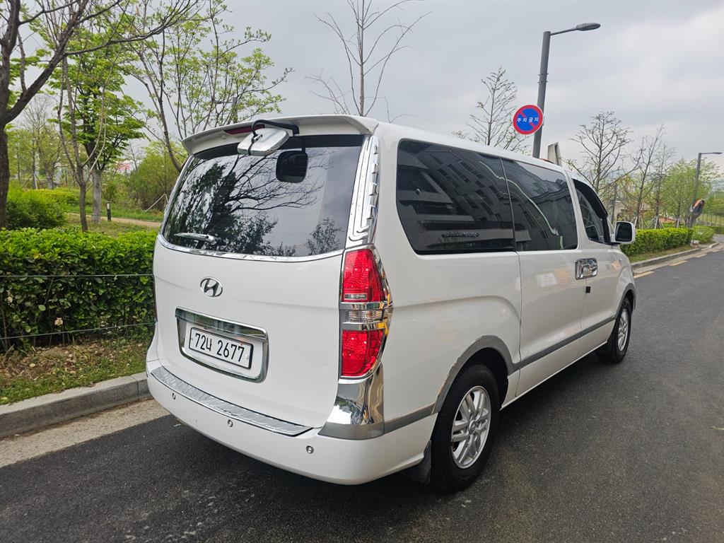 HYUNDAI Starex - Vista 5