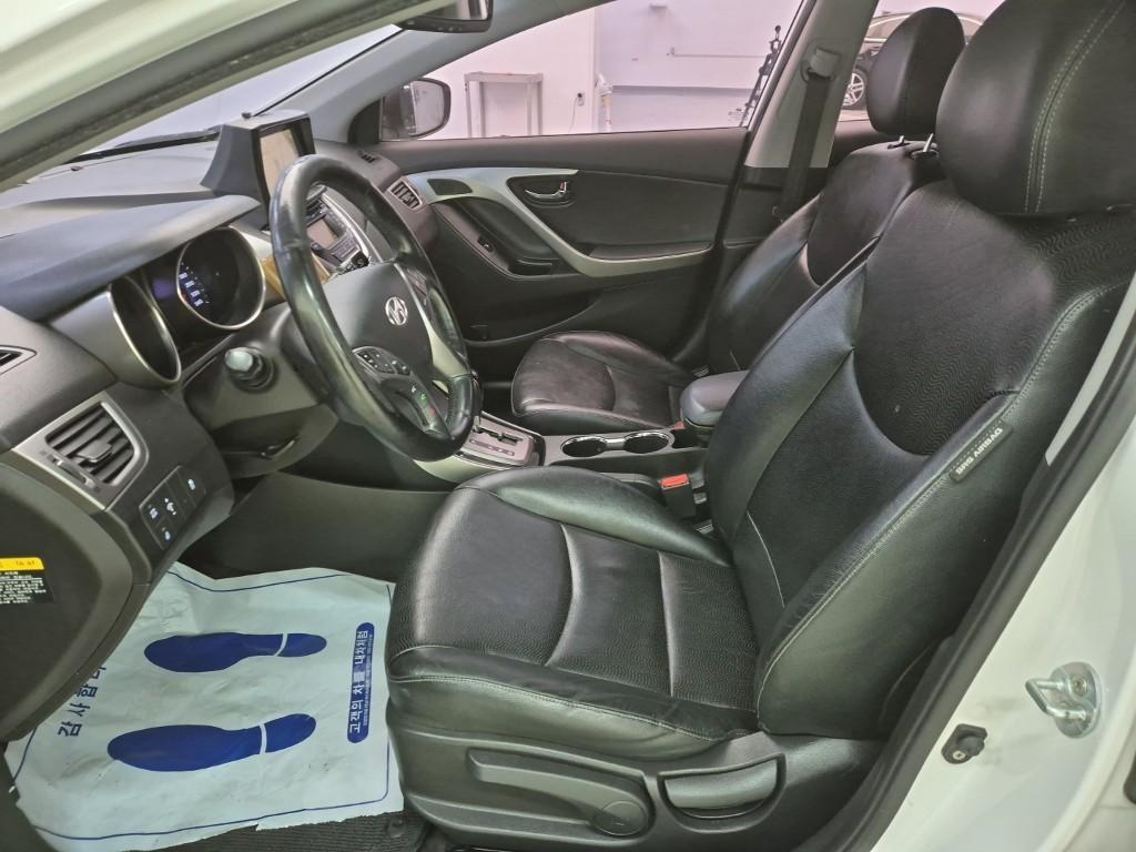 HYUNDAI Avante - Vista 11