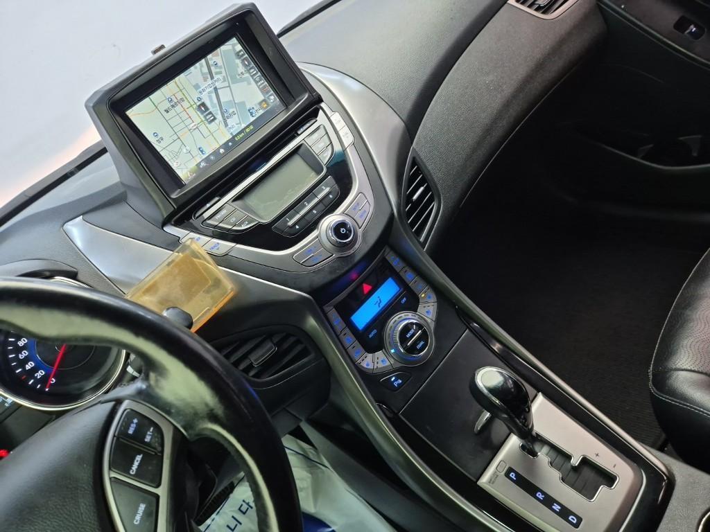 HYUNDAI Avante - Vista 10