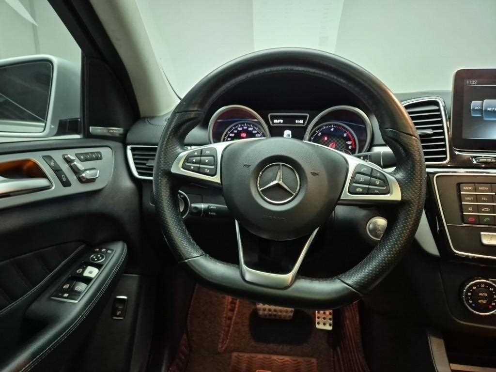Mercedes Benz GLE Class - Vista 9