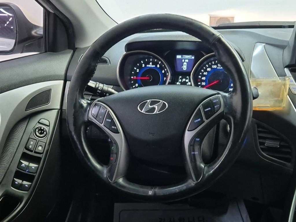 HYUNDAI Avante - Vista 9