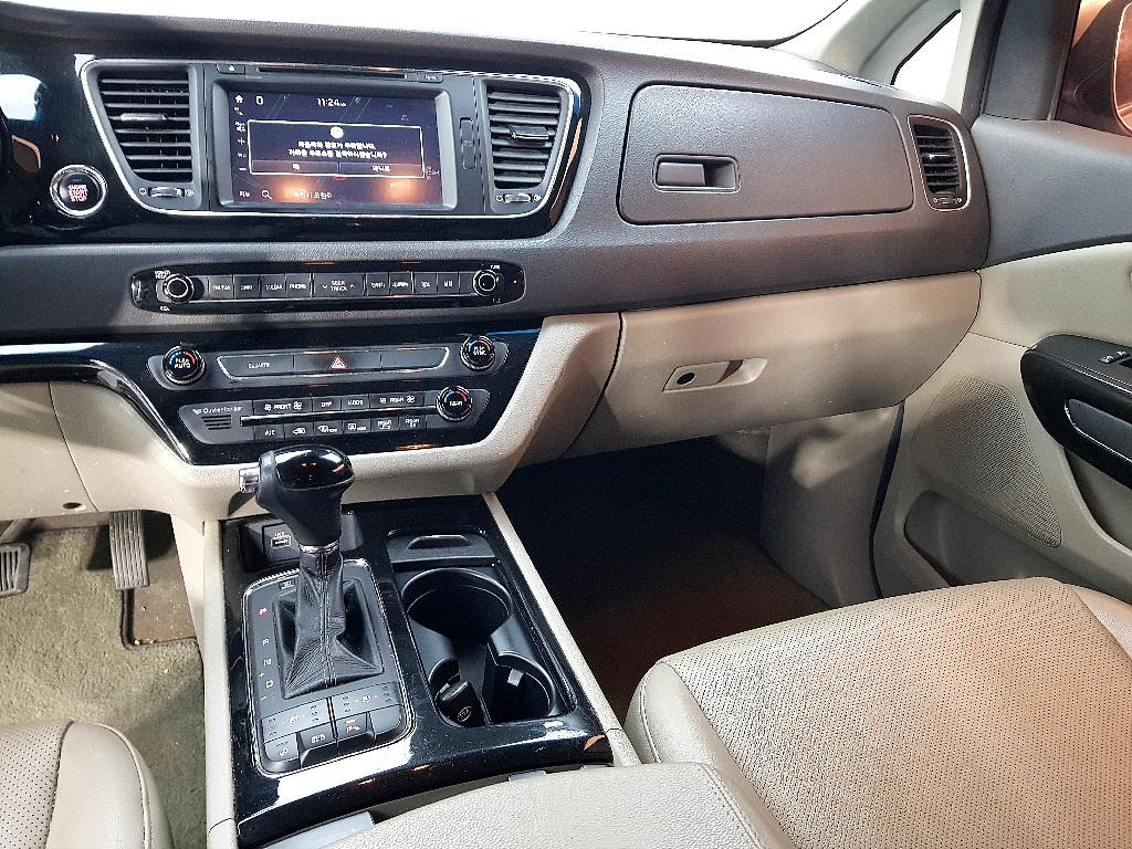 KIA Carnival - Vista 9