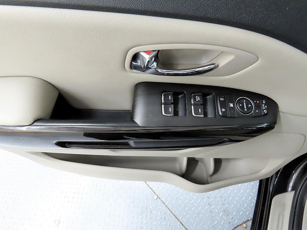 KIA Carnival - Vista 11