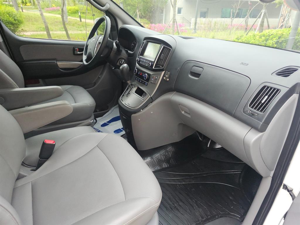 HYUNDAI Starex - Vista 12