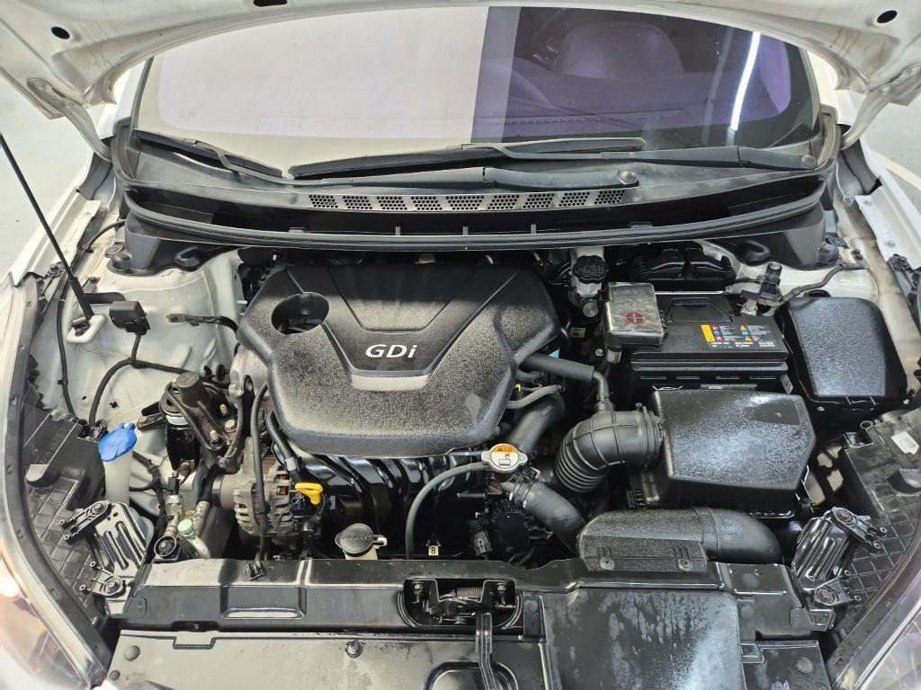 HYUNDAI Avante - Vista 5