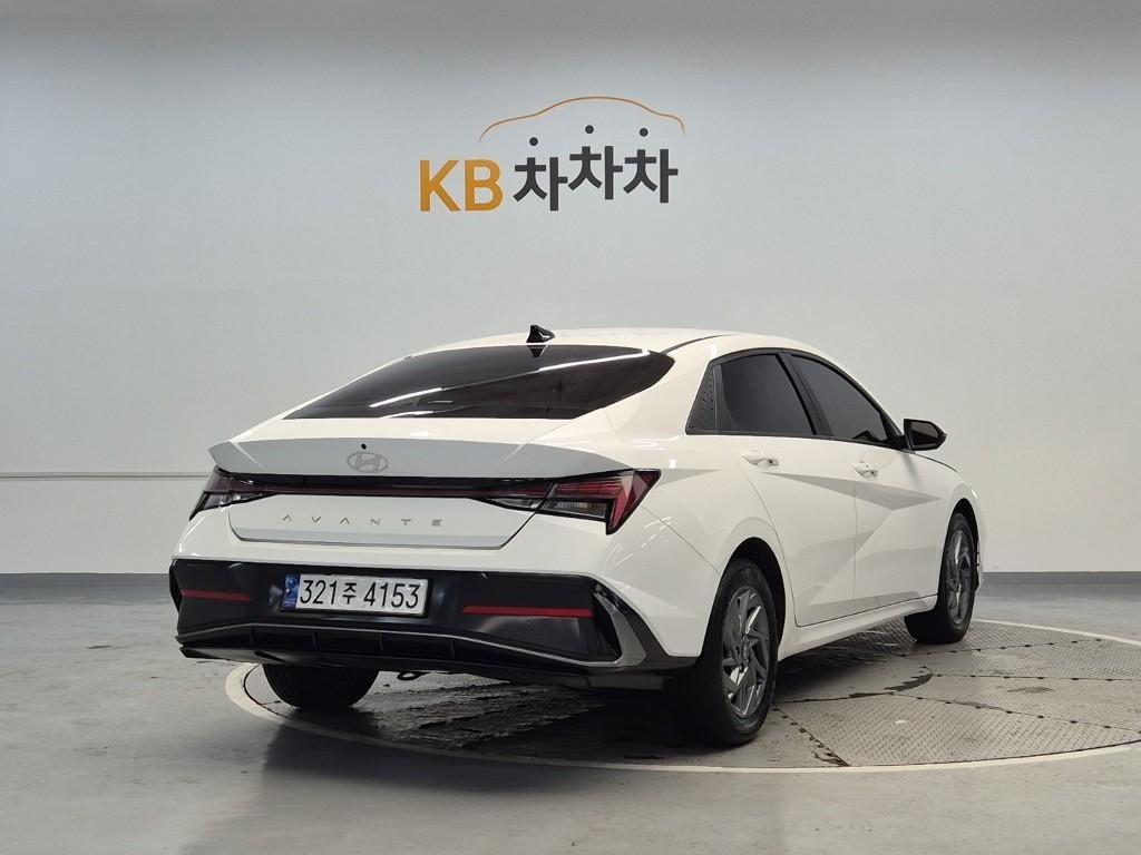 HYUNDAI Avante - Vista 3