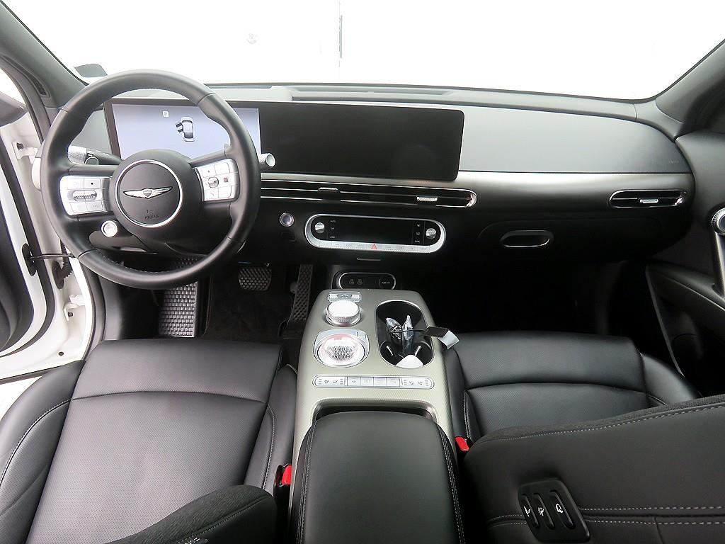 Genesis GV60 - Vista 9