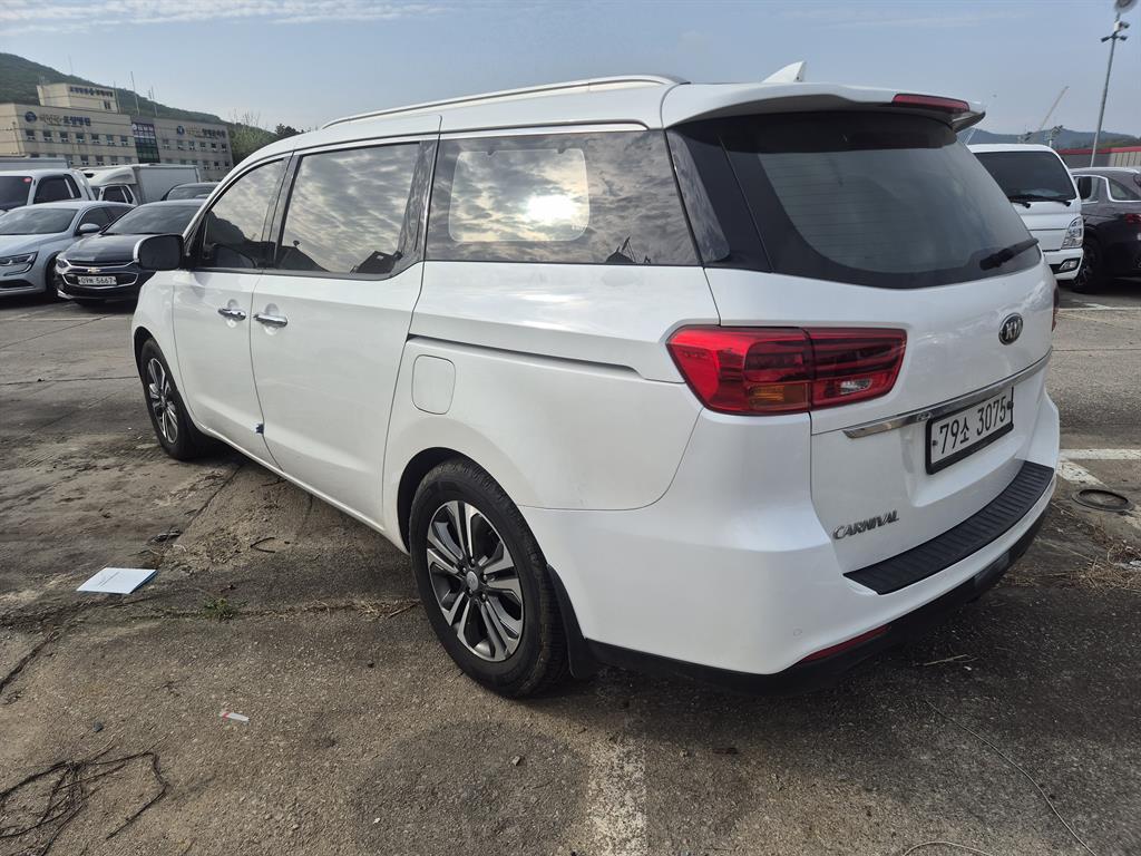 KIA Carnival - Vista 7