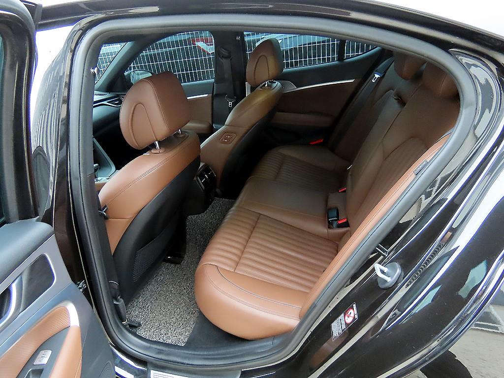 Genesis G70 - Vista 6