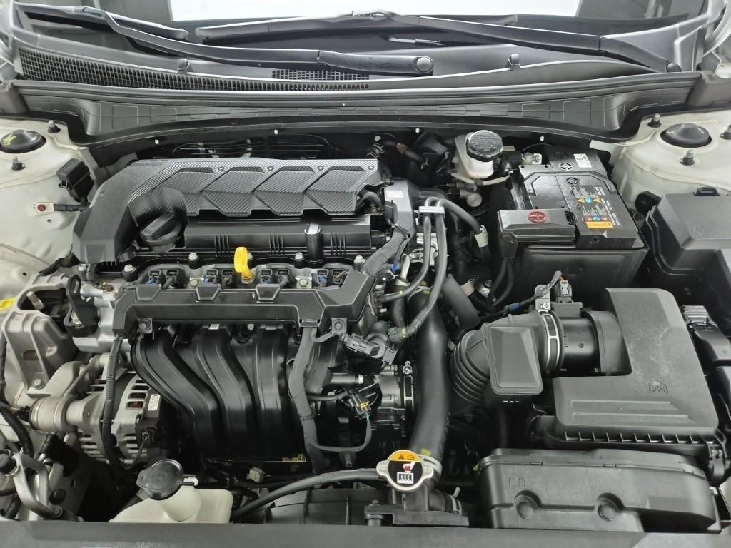 HYUNDAI Avante - Vista 5