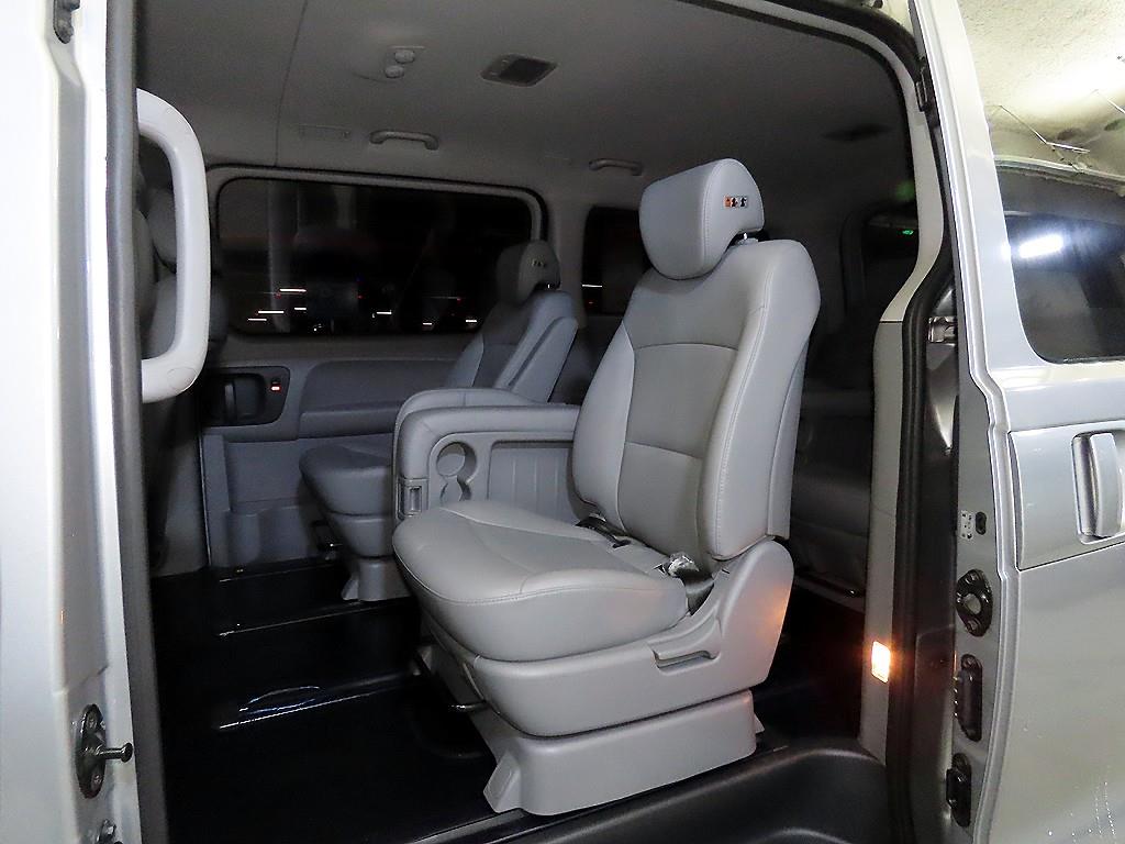 HYUNDAI Starex - Vista 7