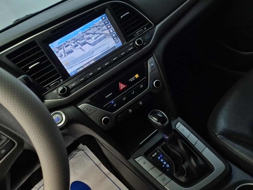HYUNDAI Avante - Vista 10