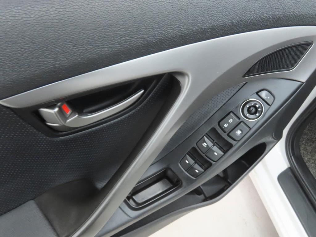 HYUNDAI Avante - Vista 9