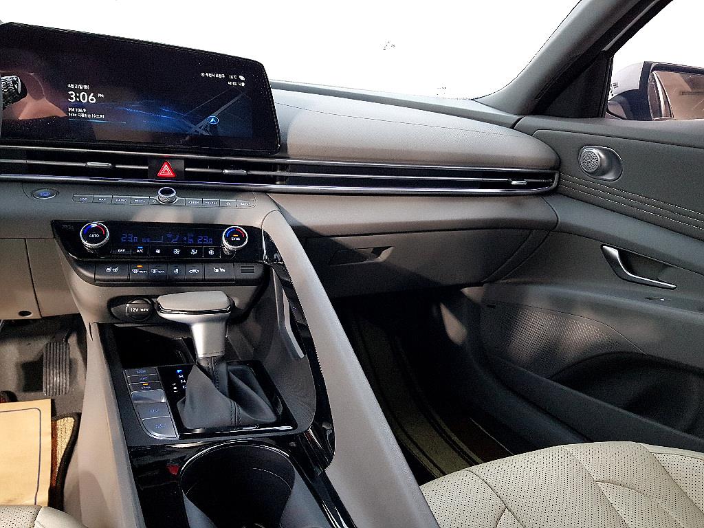 HYUNDAI Avante - Vista 10