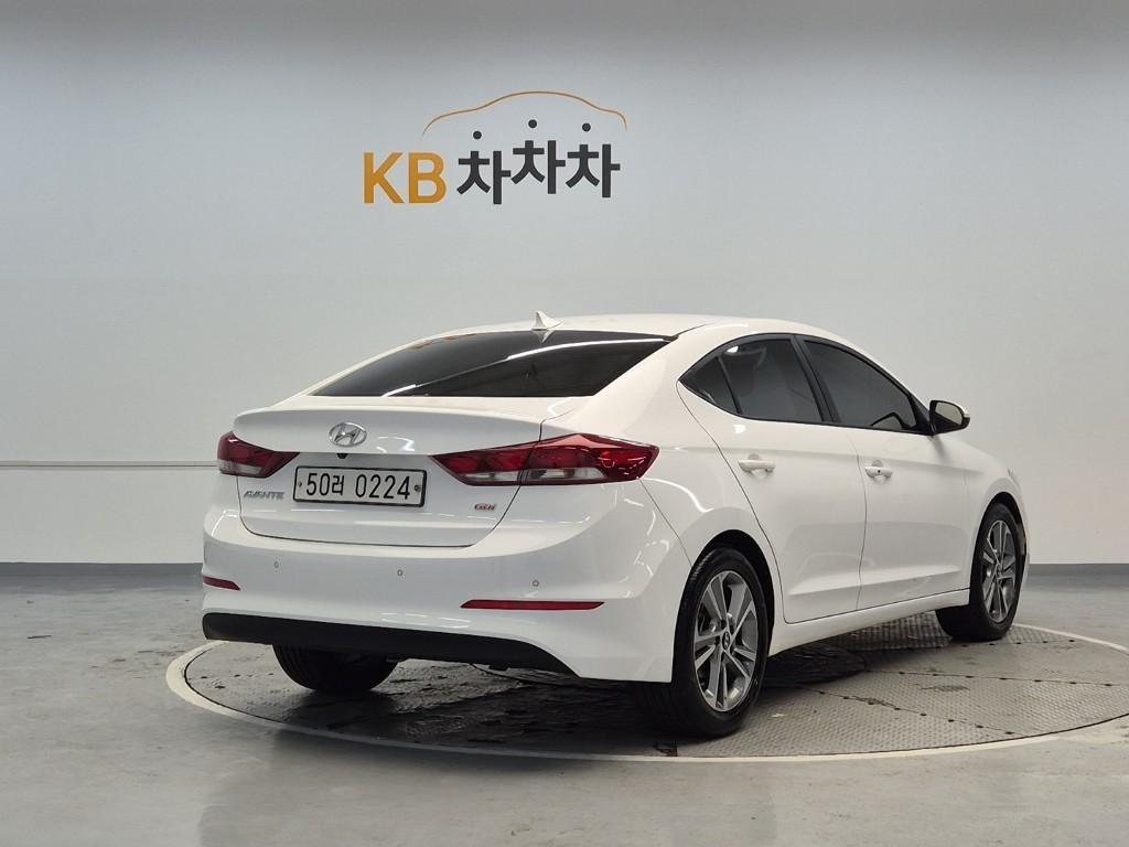 HYUNDAI Avante - Vista 3