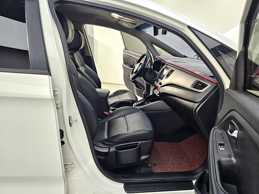 KIA Carens - Vista 11