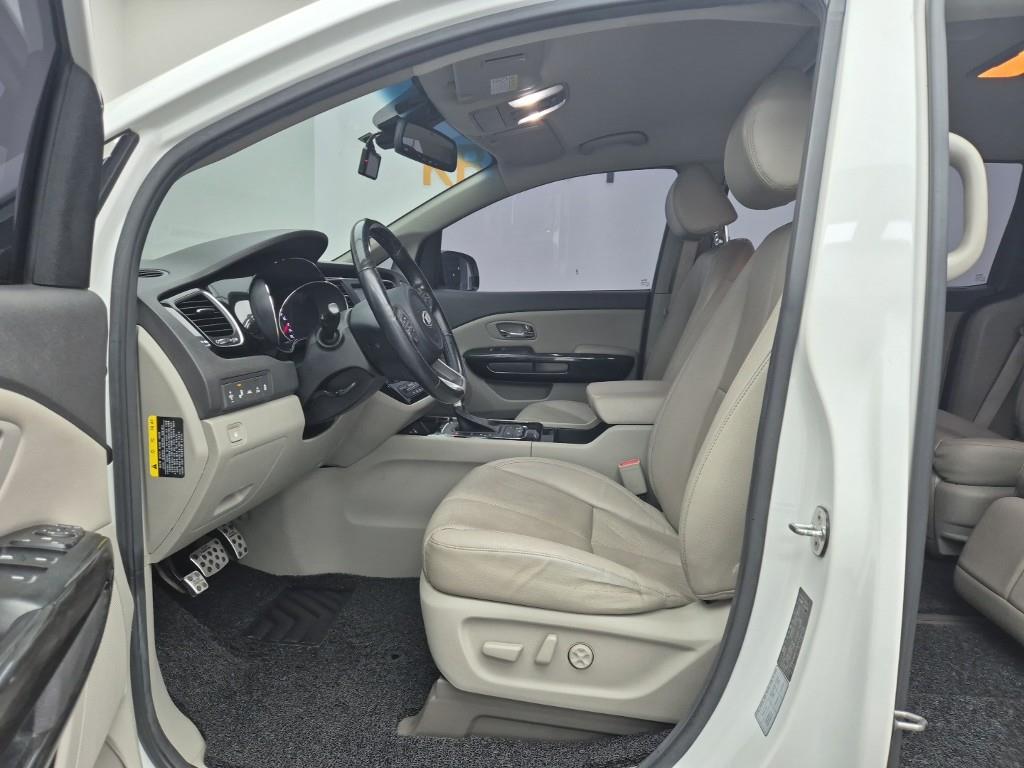 KIA Carnival - Vista 11