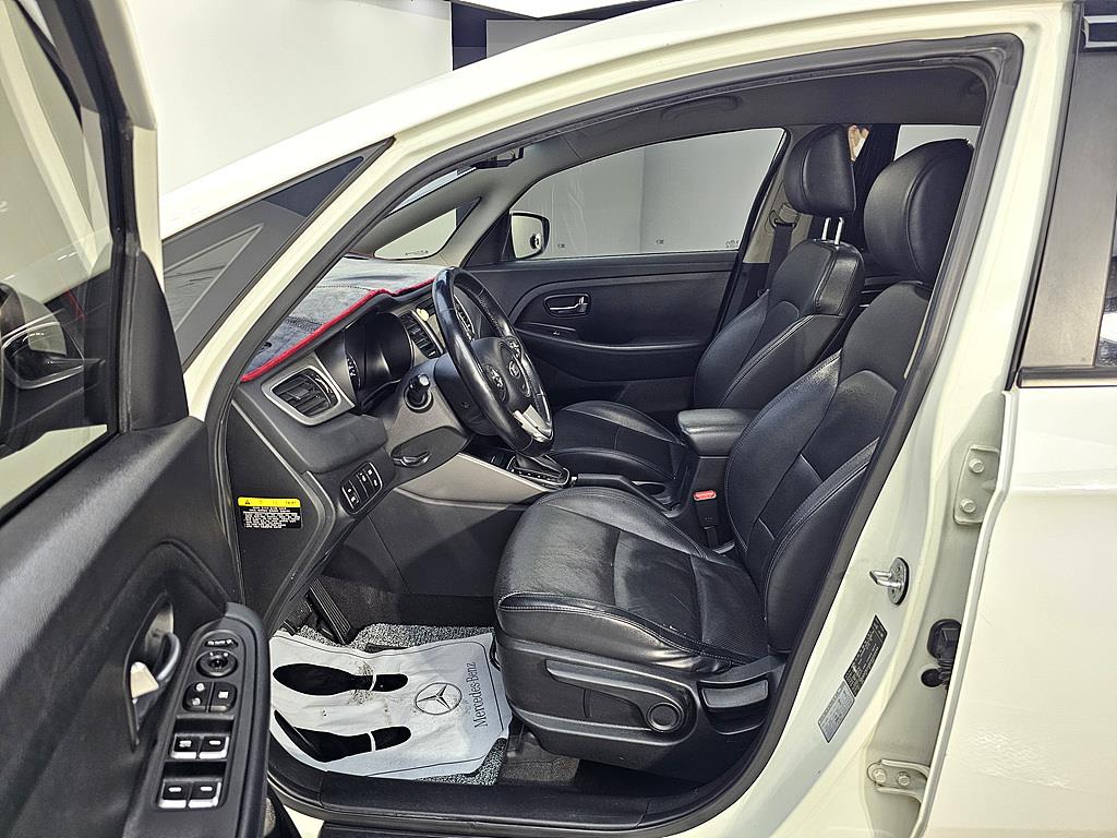 KIA Carens - Vista 8
