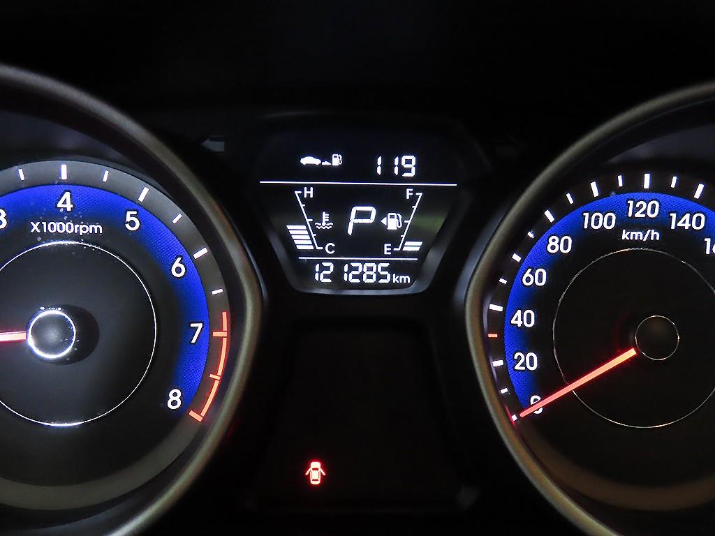 HYUNDAI Avante - Vista 9