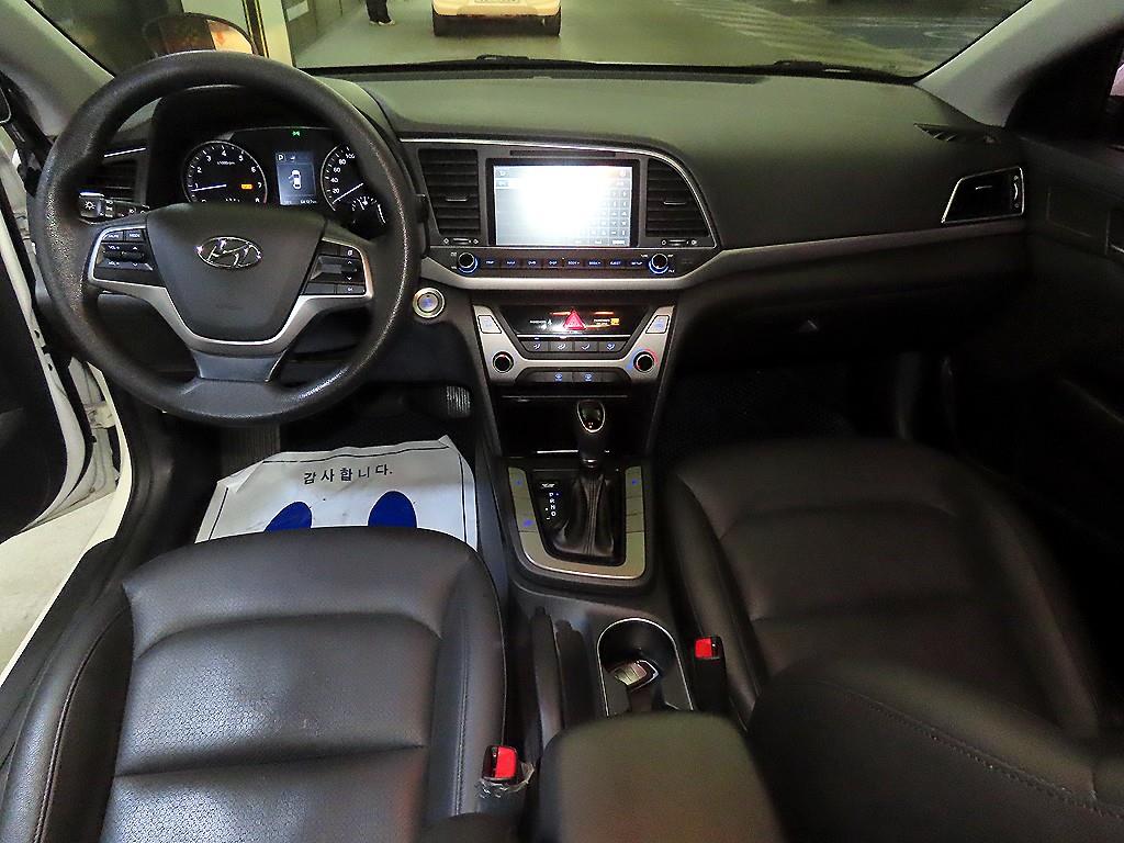 HYUNDAI Avante - Vista 10