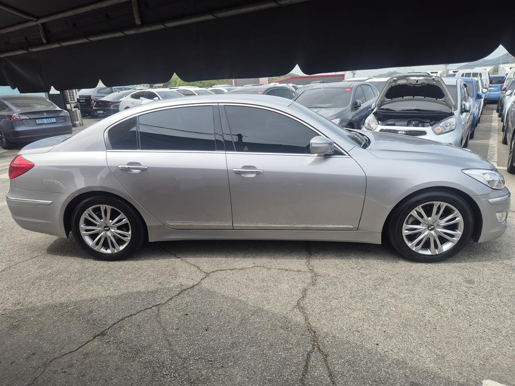 HYUNDAI Genesis - Vista 4